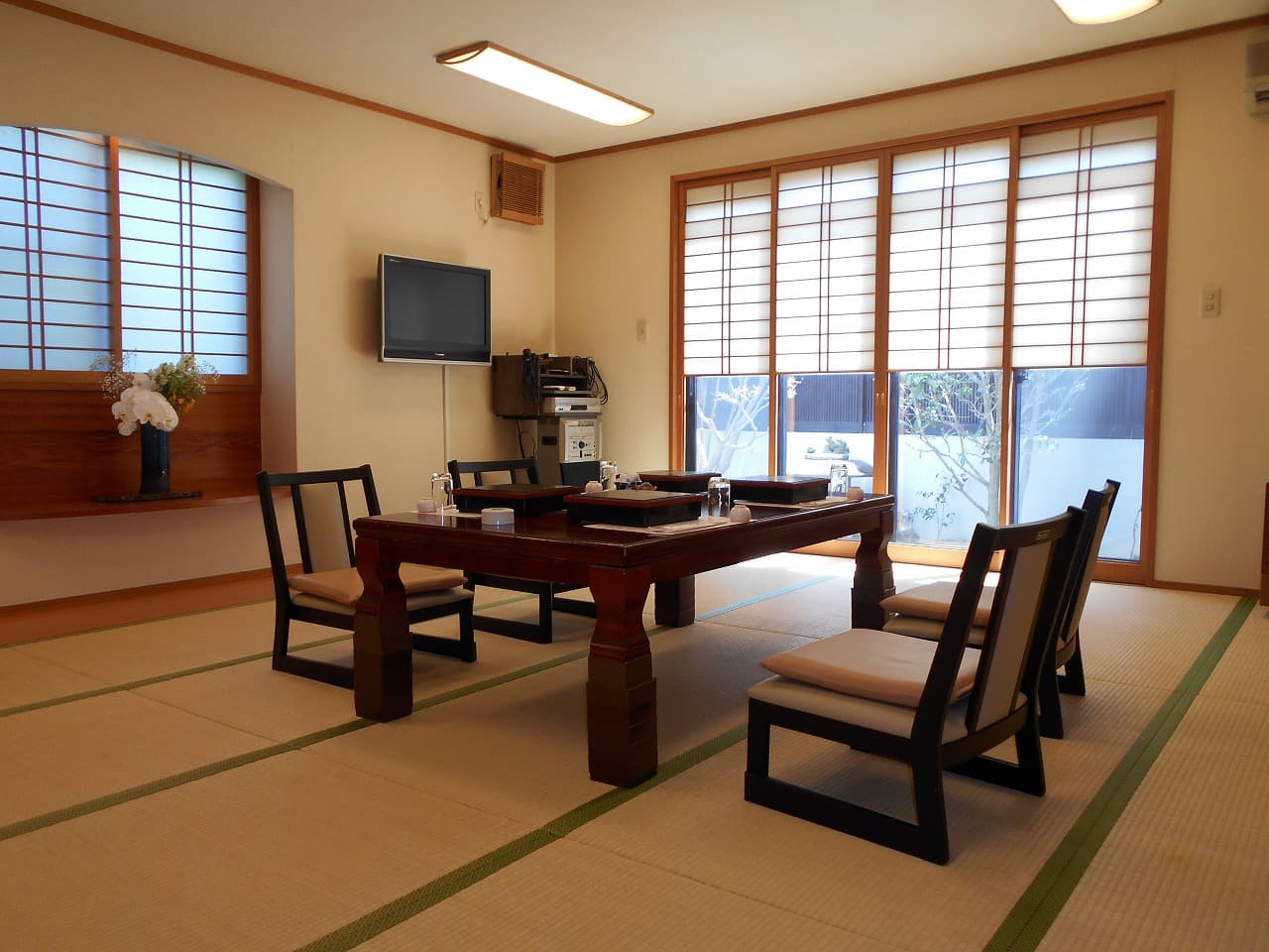 Toyonosou’s private tatami dining room with a wooden table and chairs